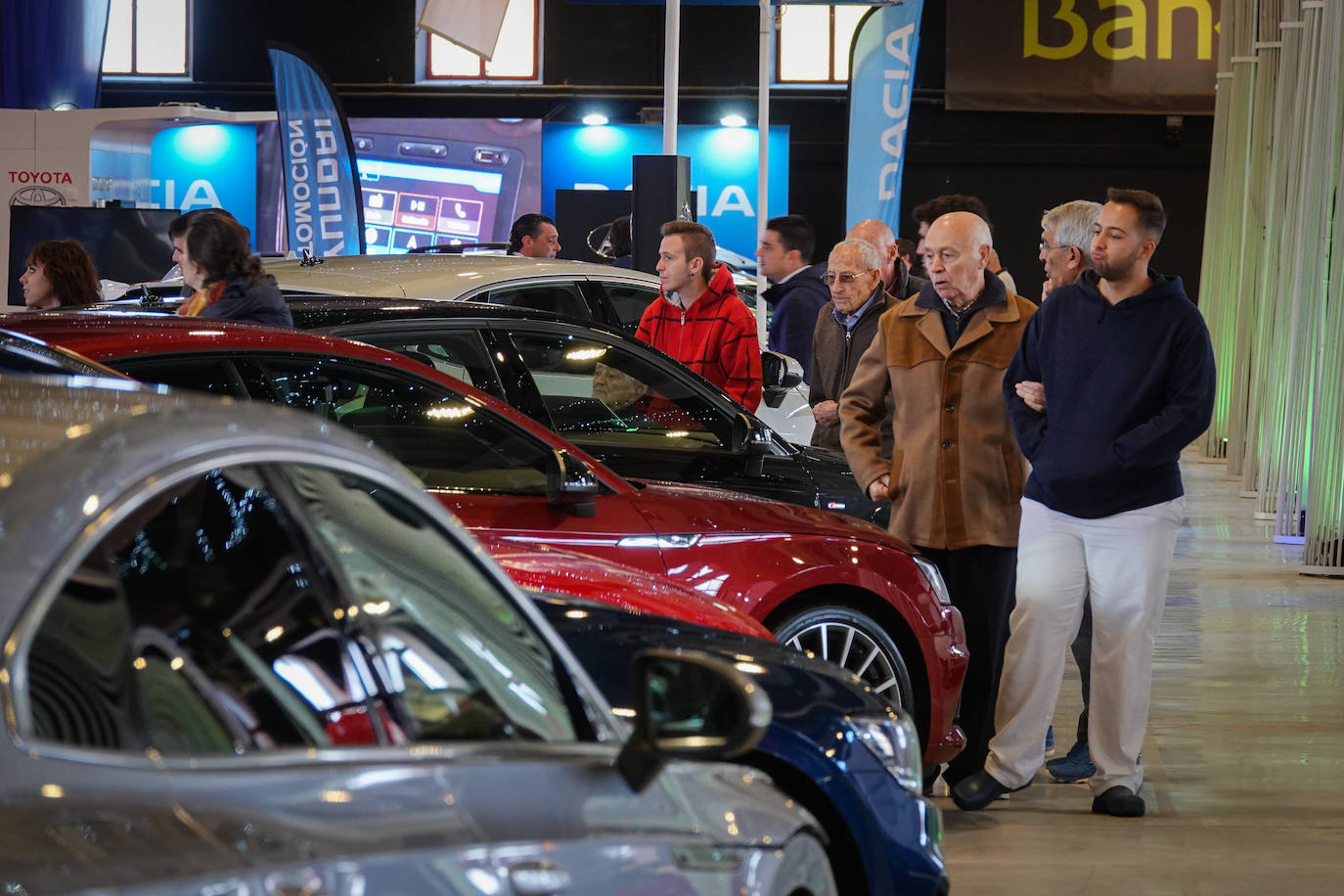 Cientos de coches lucen entre las banderas que ondean anunciando las firmas y los concesionarios oficiales que, saben, es una oportunidad única para adquirir vehículos con grandes descuentos