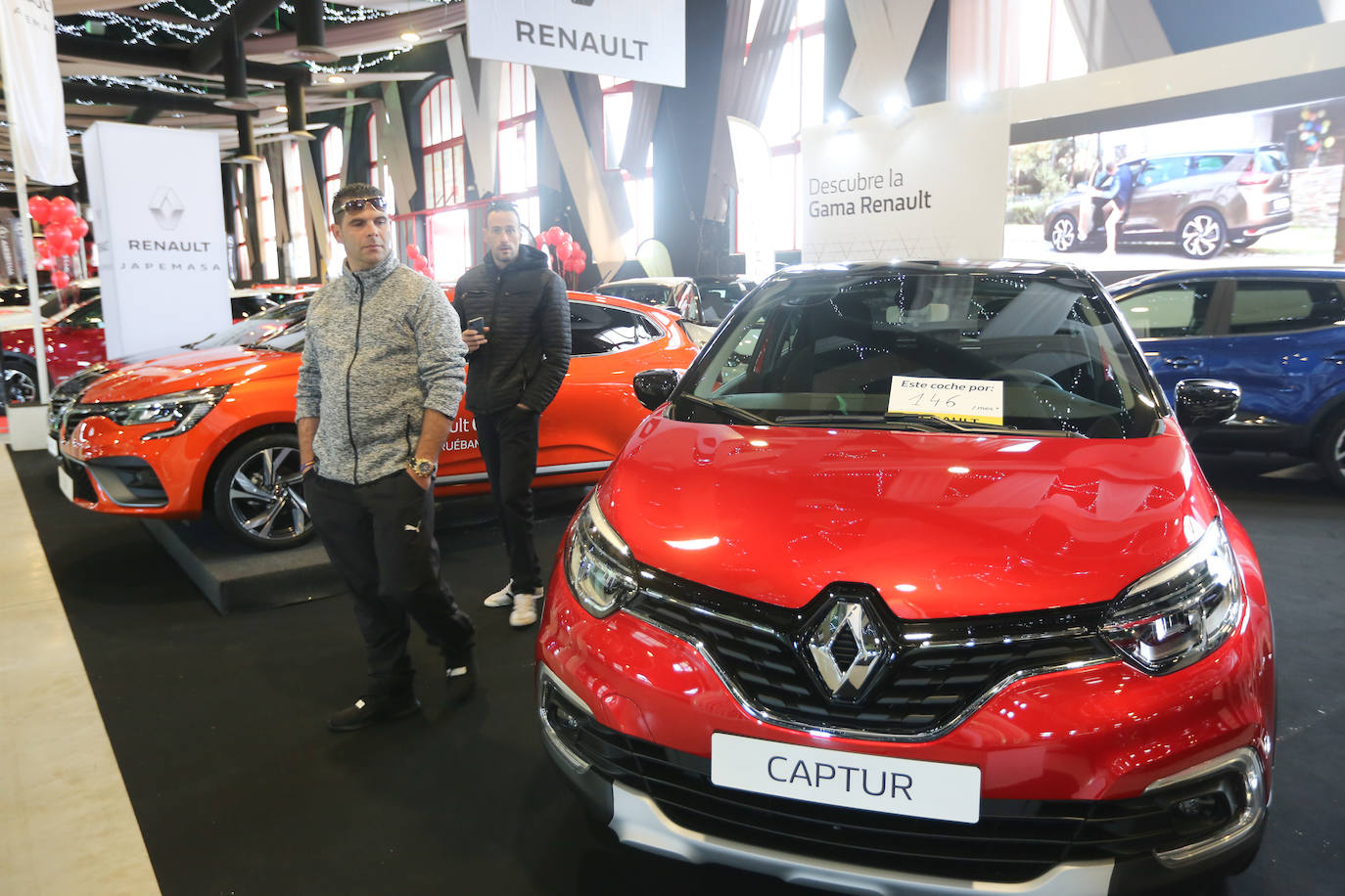 Cientos de coches lucen entre las banderas que ondean anunciando las firmas y los concesionarios oficiales que, saben, es una oportunidad única para adquirir vehículos con grandes descuentos