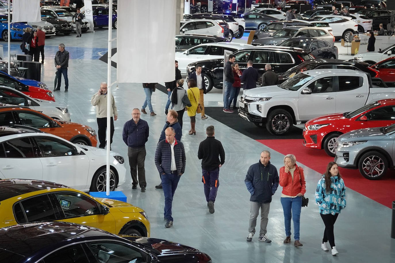 Cientos de coches lucen entre las banderas que ondean anunciando las firmas y los concesionarios oficiales que, saben, es una oportunidad única para adquirir vehículos con grandes descuentos