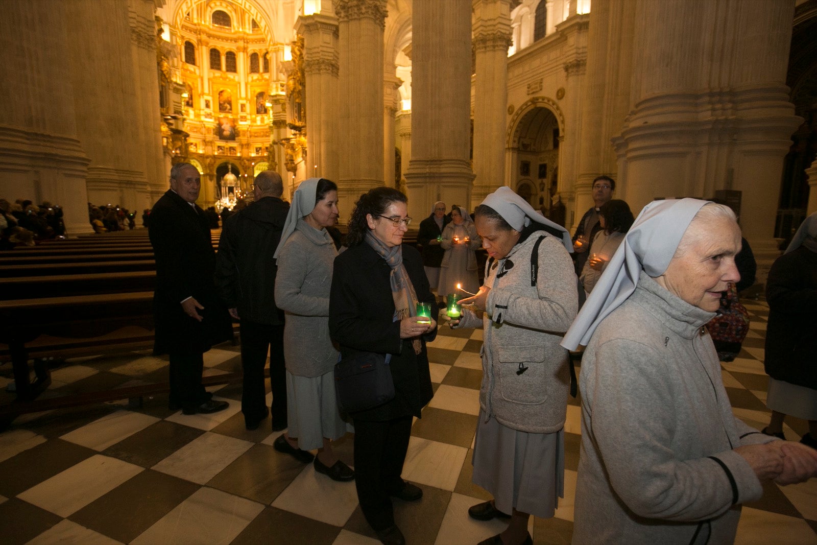 Los momentos de la procesión de la religiosa granadina por las calles de la ciudad. 