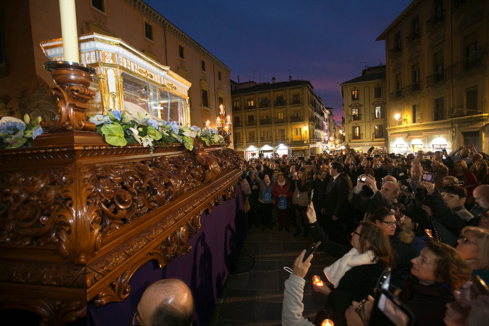 Los momentos de la procesión de la religiosa granadina por las calles de la ciudad. 