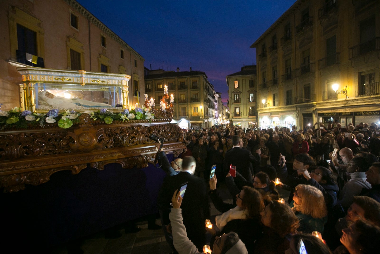 Los momentos de la procesión de la religiosa granadina por las calles de la ciudad. 