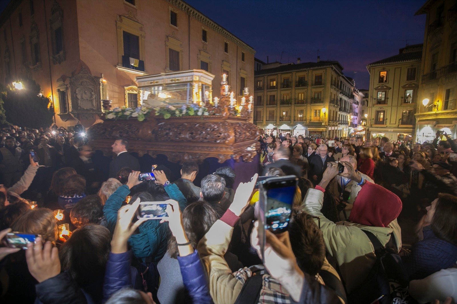 Los momentos de la procesión de la religiosa granadina por las calles de la ciudad. 