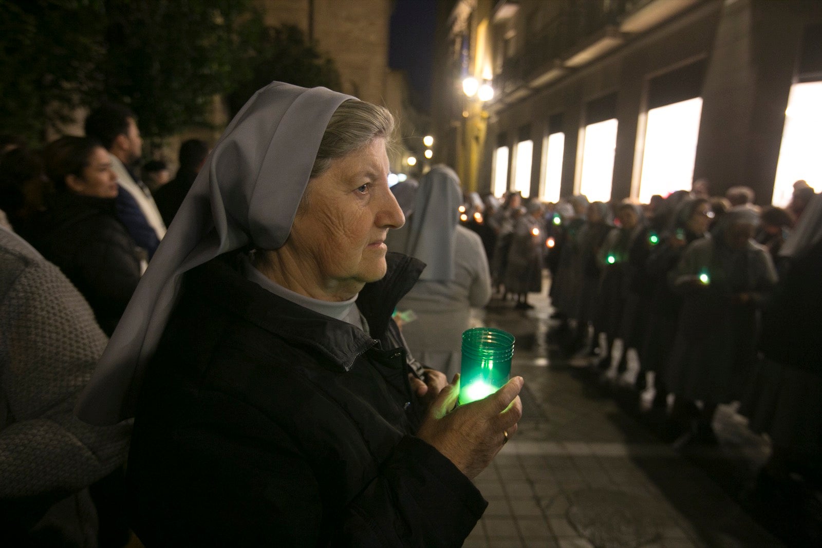 Los momentos de la procesión de la religiosa granadina por las calles de la ciudad. 