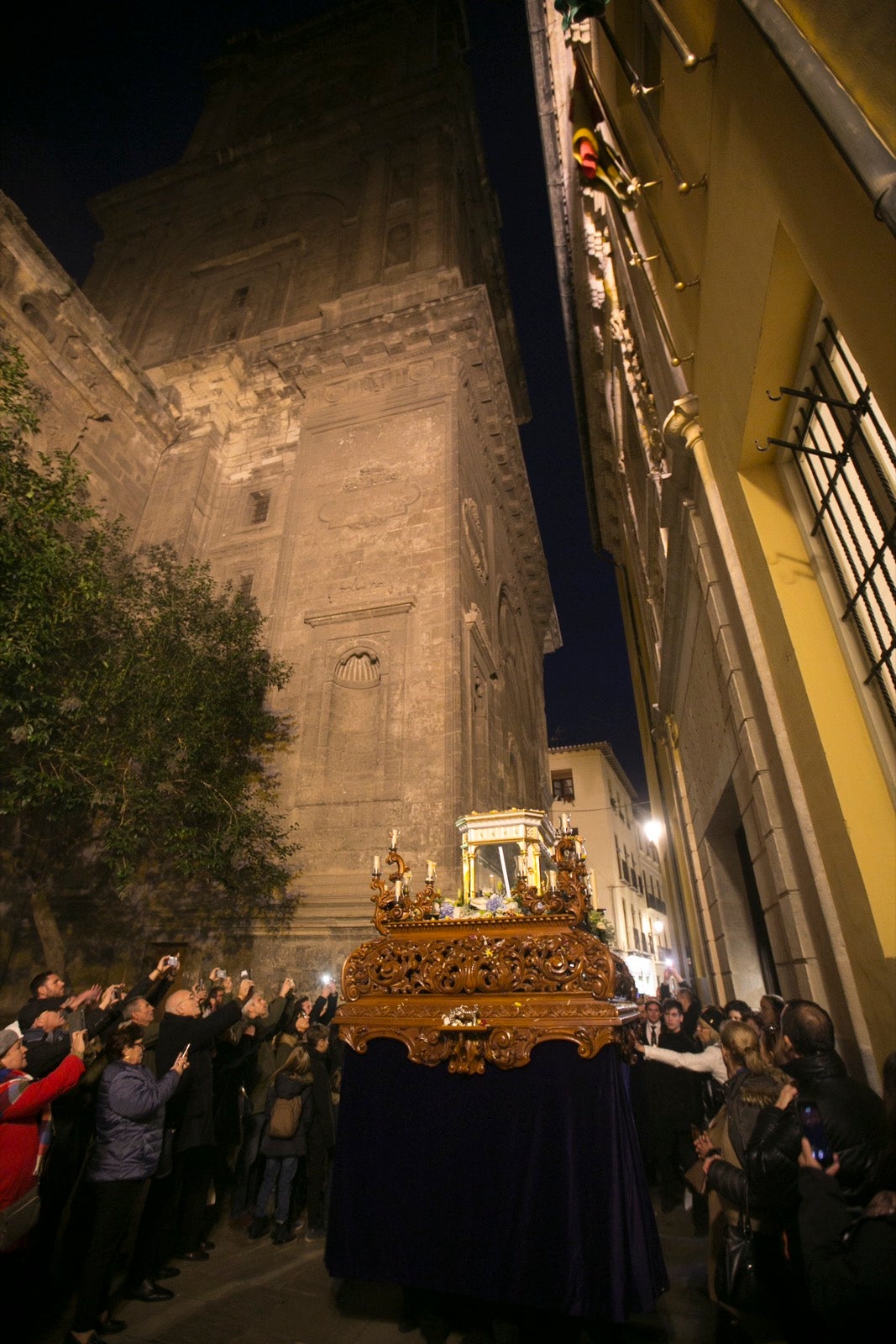 Los momentos de la procesión de la religiosa granadina por las calles de la ciudad. 