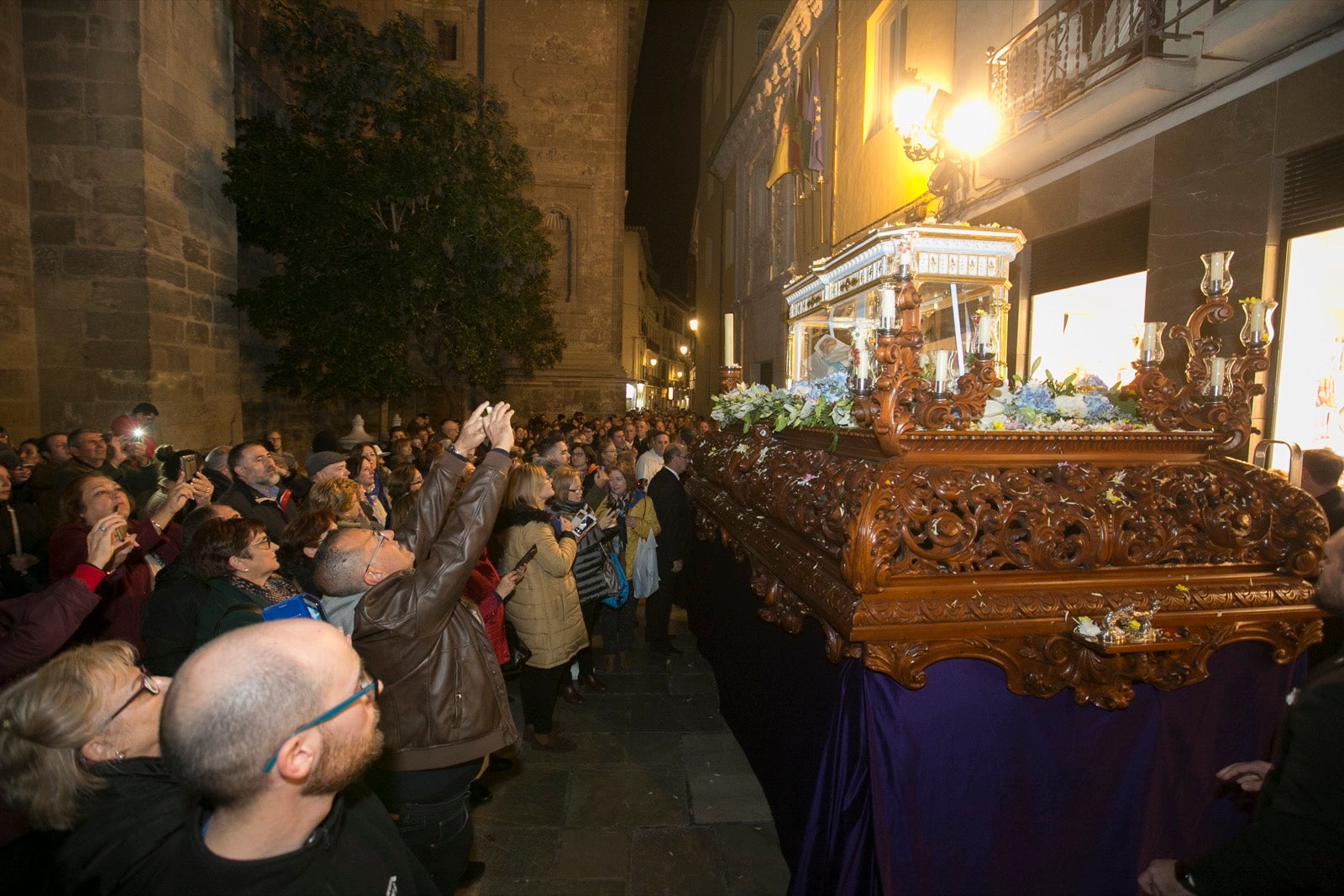 Los momentos de la procesión de la religiosa granadina por las calles de la ciudad. 