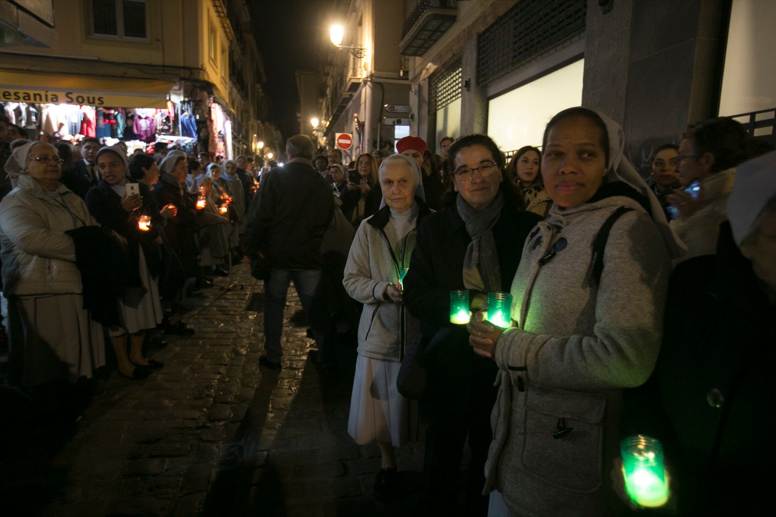 Los momentos de la procesión de la religiosa granadina por las calles de la ciudad. 