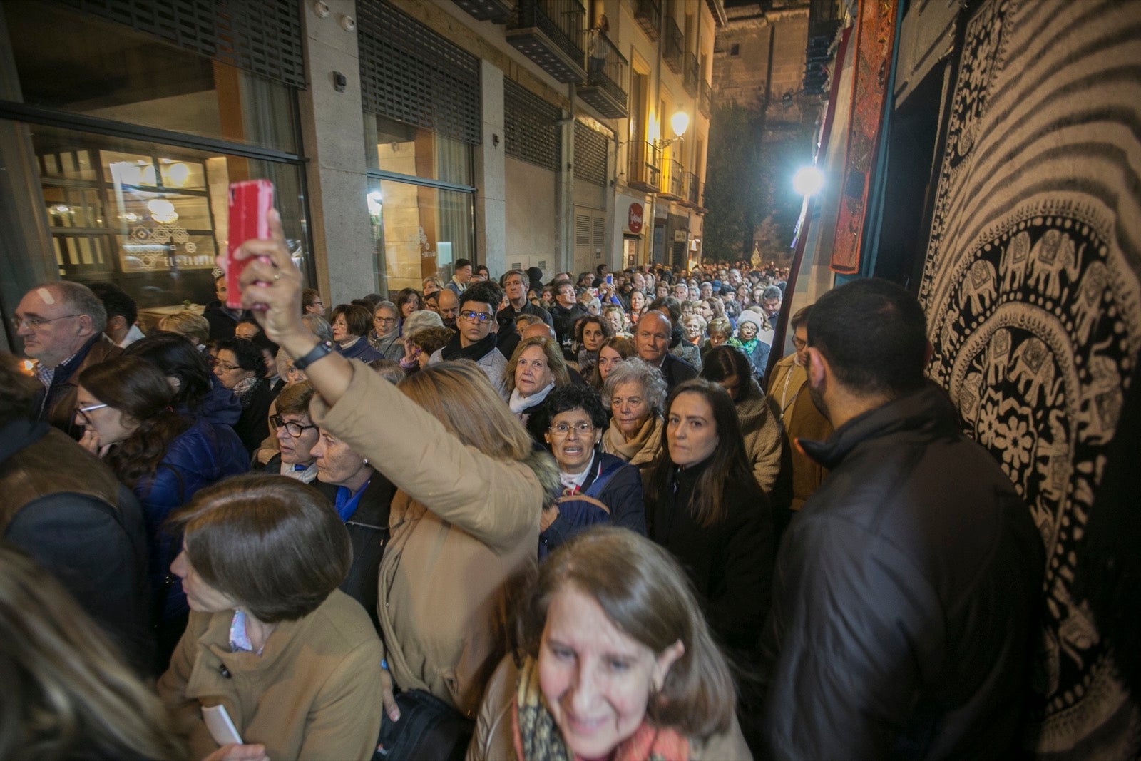 Los momentos de la procesión de la religiosa granadina por las calles de la ciudad. 