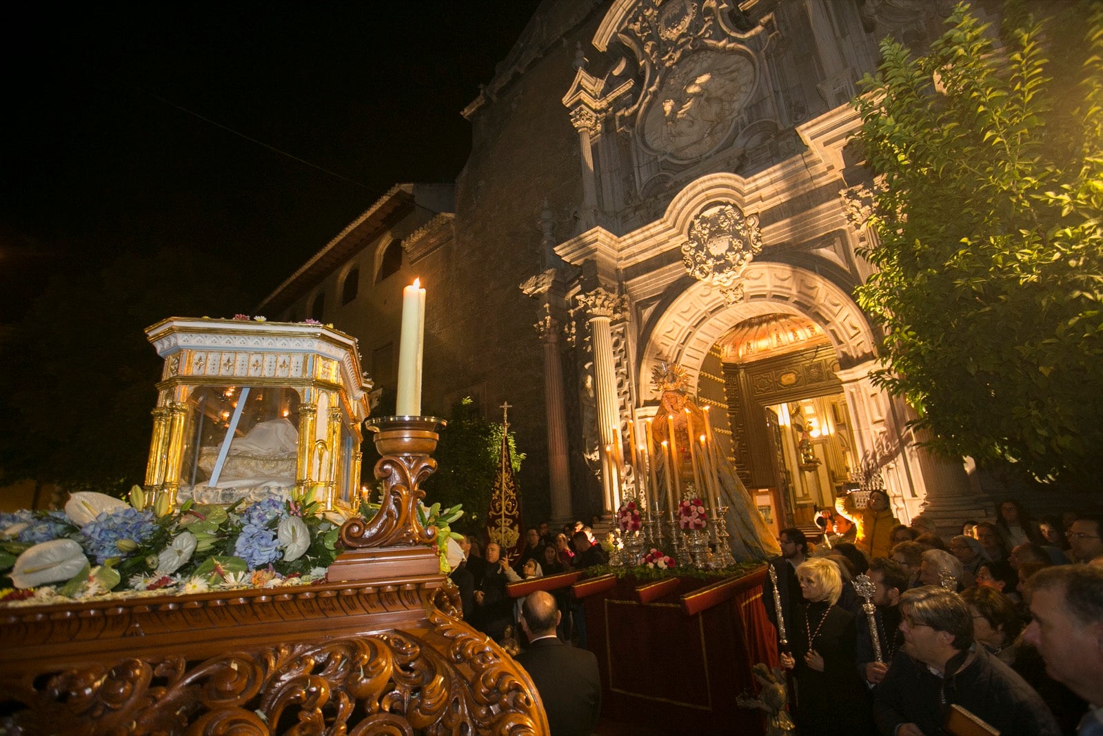 Los momentos de la procesión de la religiosa granadina por las calles de la ciudad. 