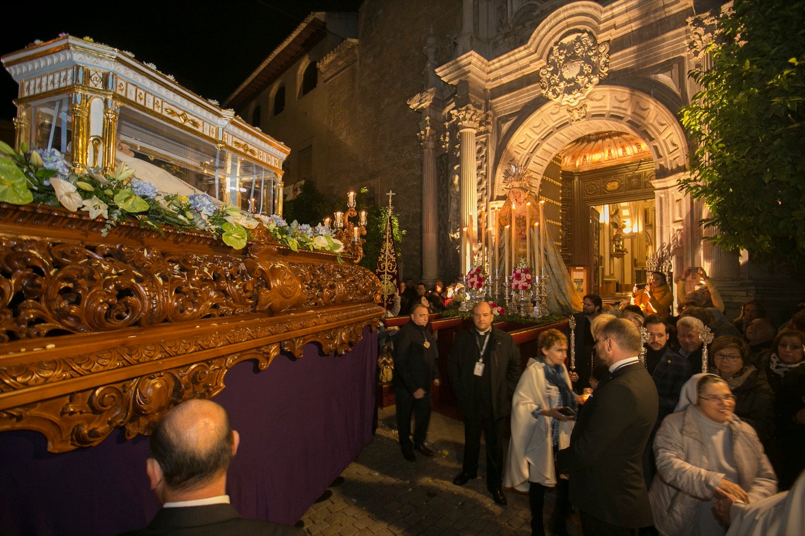 Los momentos de la procesión de la religiosa granadina por las calles de la ciudad. 