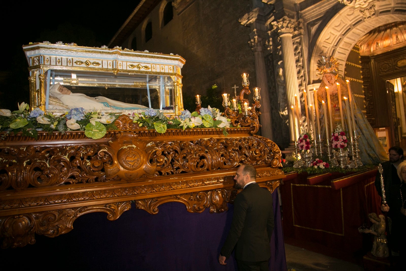 Los momentos de la procesión de la religiosa granadina por las calles de la ciudad. 