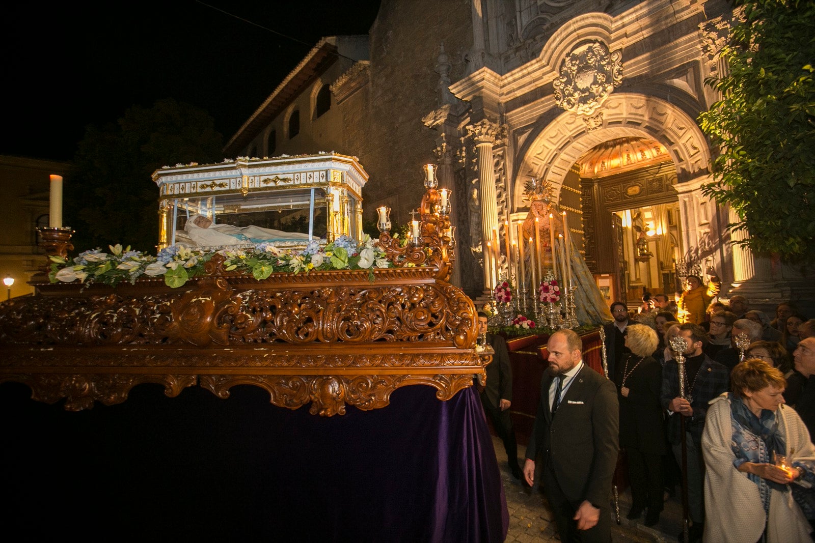 Los momentos de la procesión de la religiosa granadina por las calles de la ciudad. 