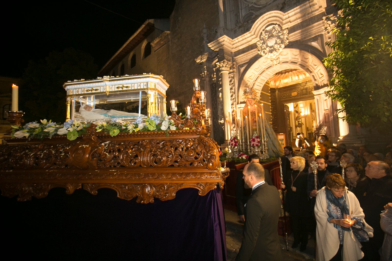 Los momentos de la procesión de la religiosa granadina por las calles de la ciudad. 