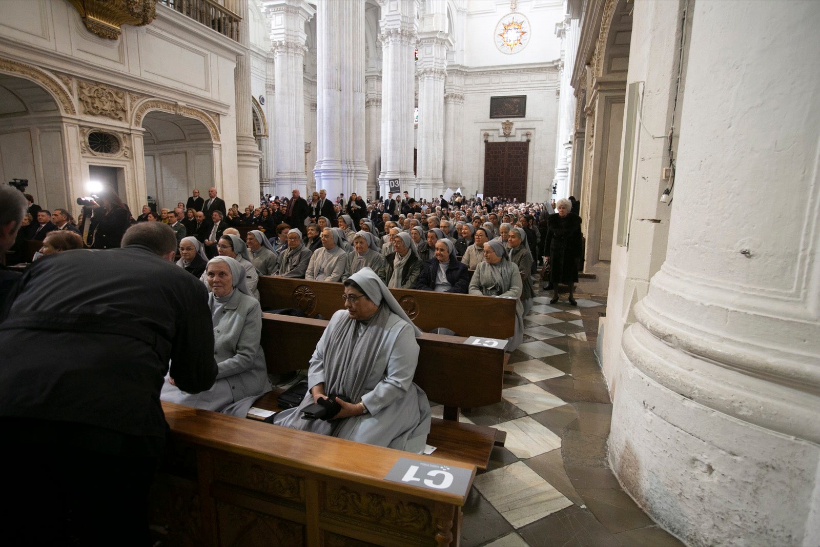 Los mejores momentos y el ambiente de lo vivido en la catedral de Granada este sábado.