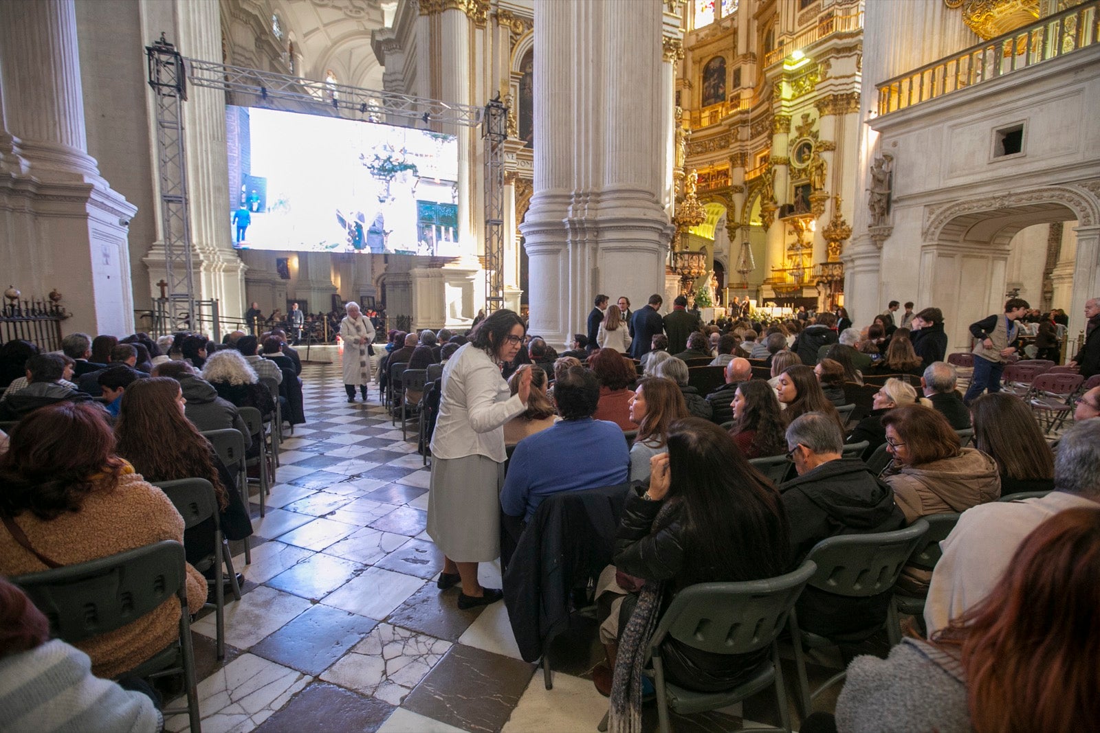 Los mejores momentos y el ambiente de lo vivido en la catedral de Granada este sábado.