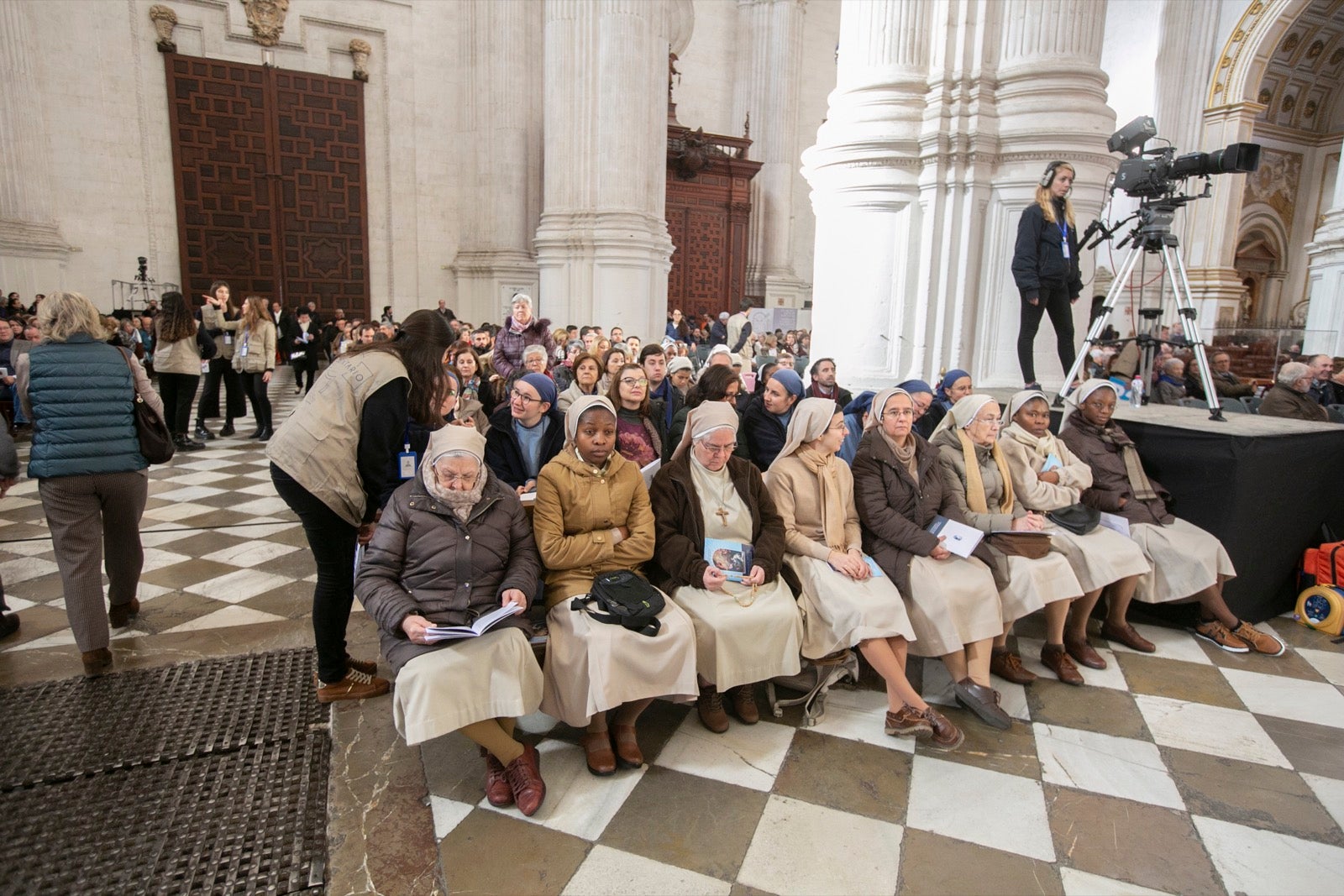 Los mejores momentos y el ambiente de lo vivido en la catedral de Granada este sábado.