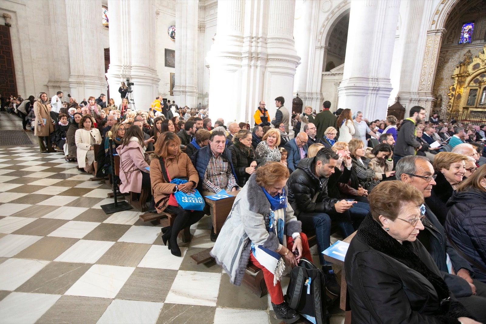 Los mejores momentos y el ambiente de lo vivido en la catedral de Granada este sábado.