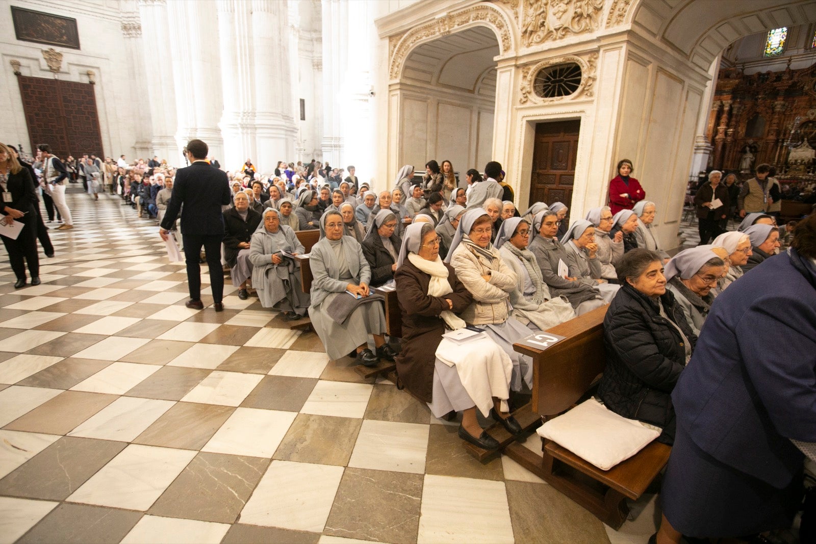 Los mejores momentos y el ambiente de lo vivido en la catedral de Granada este sábado.