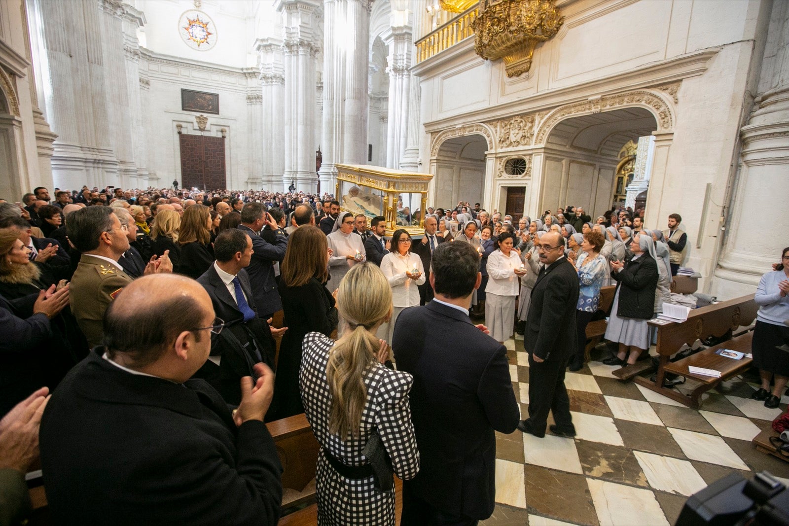 Los mejores momentos y el ambiente de lo vivido en la catedral de Granada este sábado.