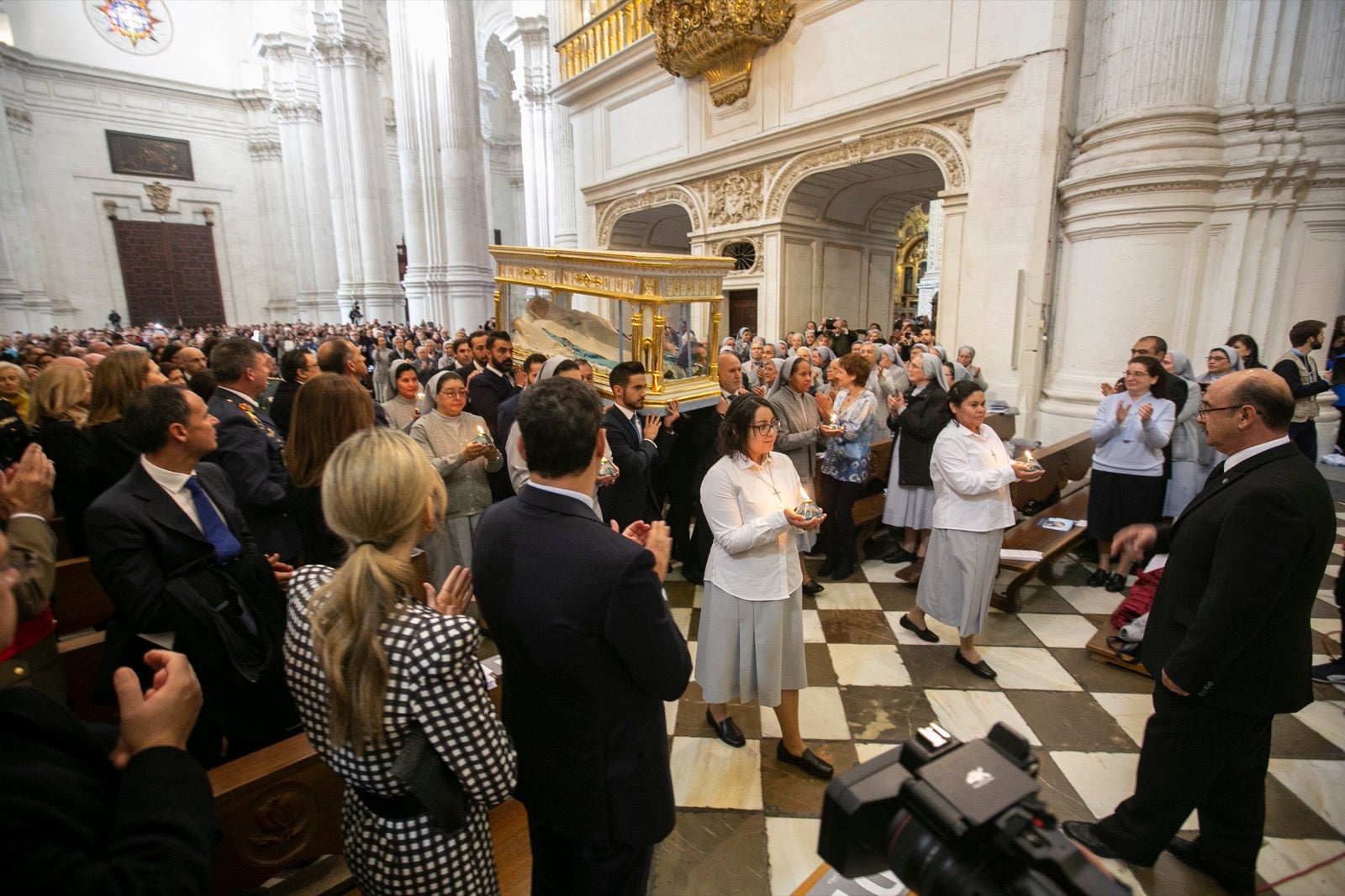 Los mejores momentos y el ambiente de lo vivido en la catedral de Granada este sábado.