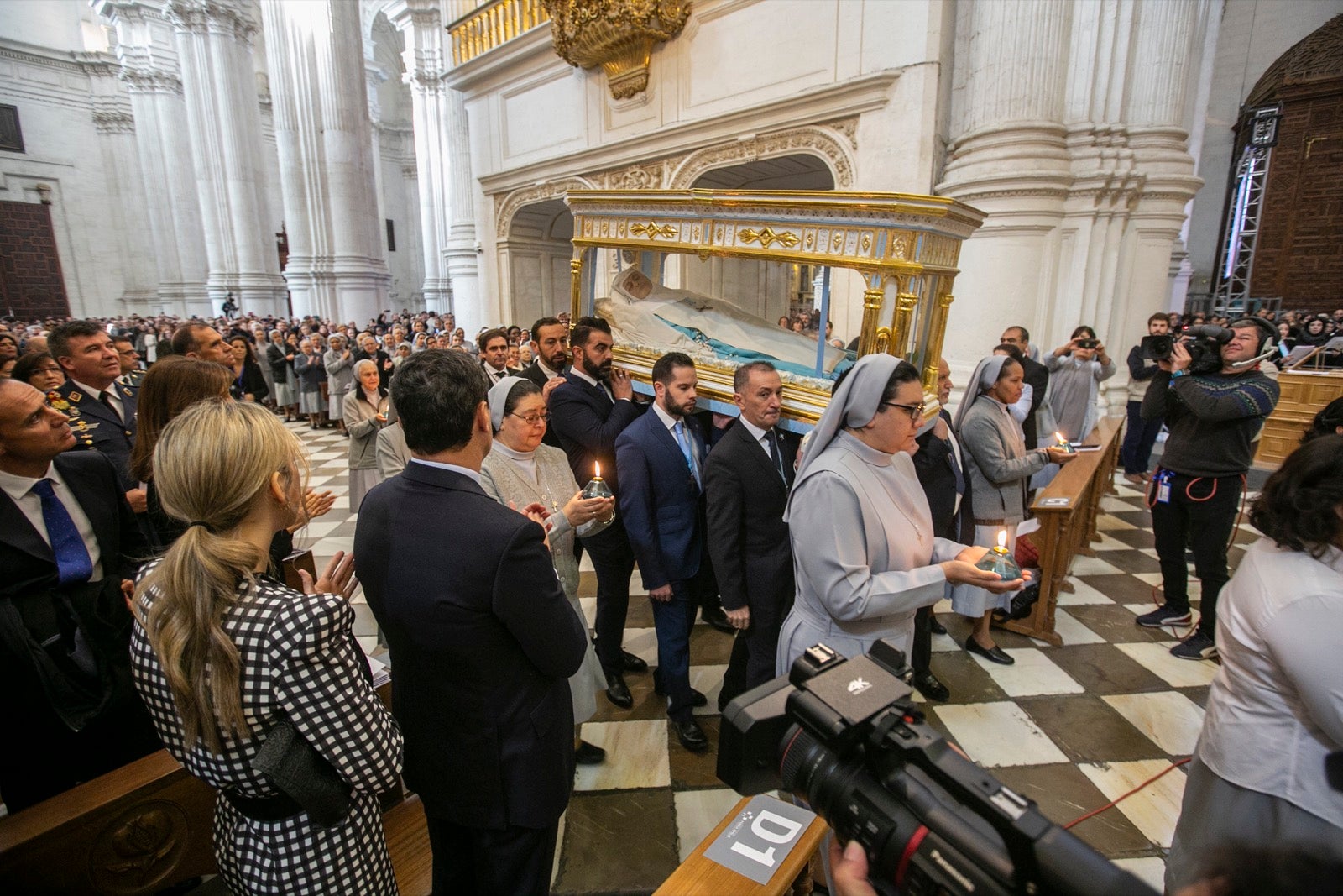 Los mejores momentos y el ambiente de lo vivido en la catedral de Granada este sábado.