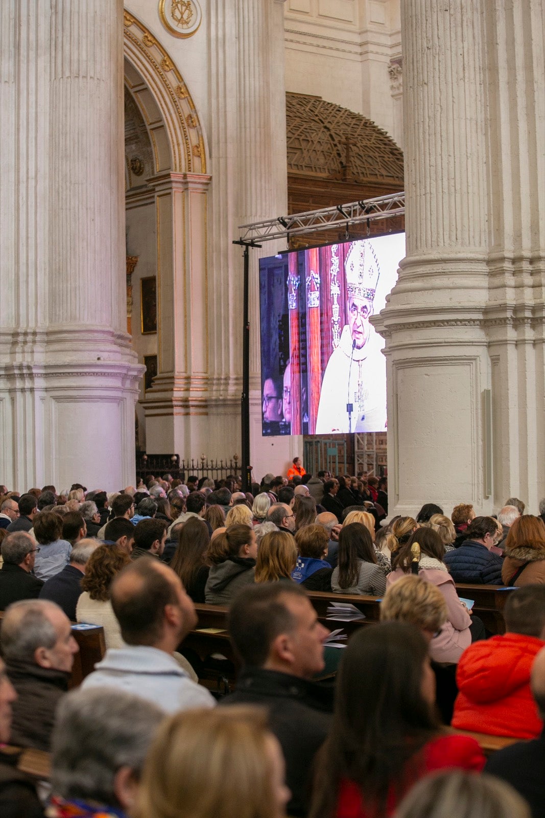 Los mejores momentos y el ambiente de lo vivido en la catedral de Granada este sábado.