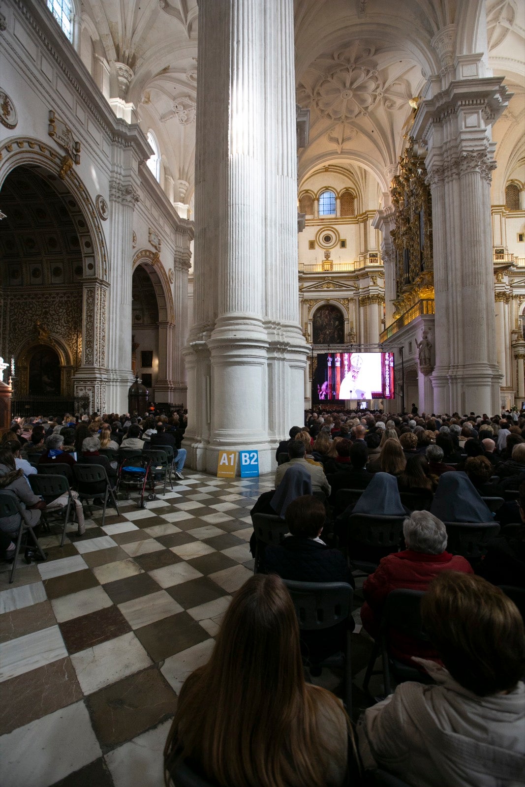 Los mejores momentos y el ambiente de lo vivido en la catedral de Granada este sábado.