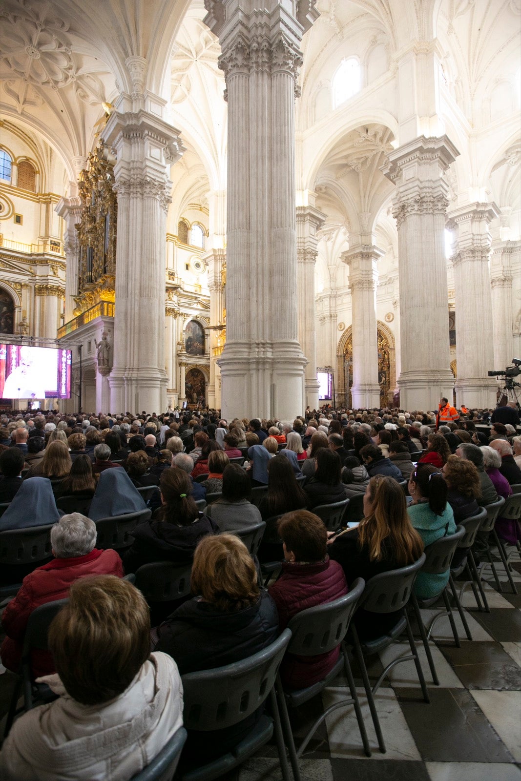 Los mejores momentos y el ambiente de lo vivido en la catedral de Granada este sábado.