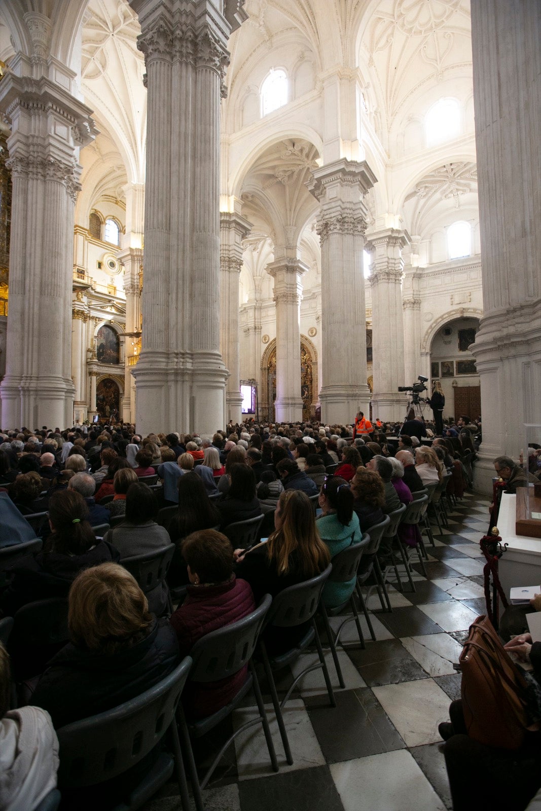 Los mejores momentos y el ambiente de lo vivido en la catedral de Granada este sábado.