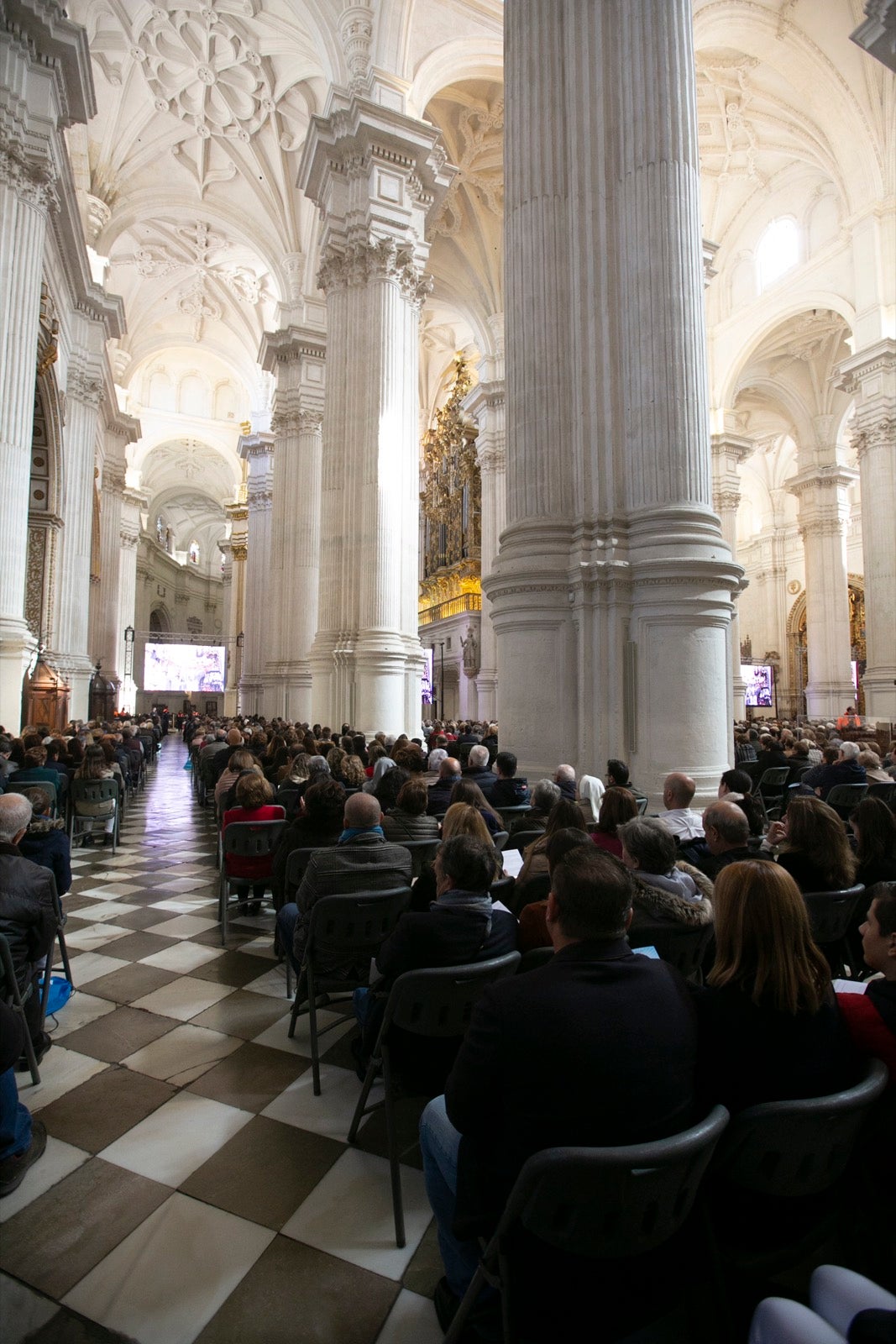 Los mejores momentos y el ambiente de lo vivido en la catedral de Granada este sábado.