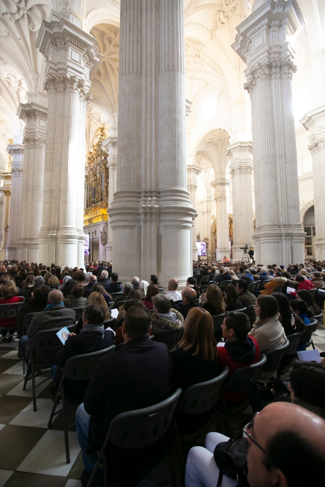 Los mejores momentos y el ambiente de lo vivido en la catedral de Granada este sábado.