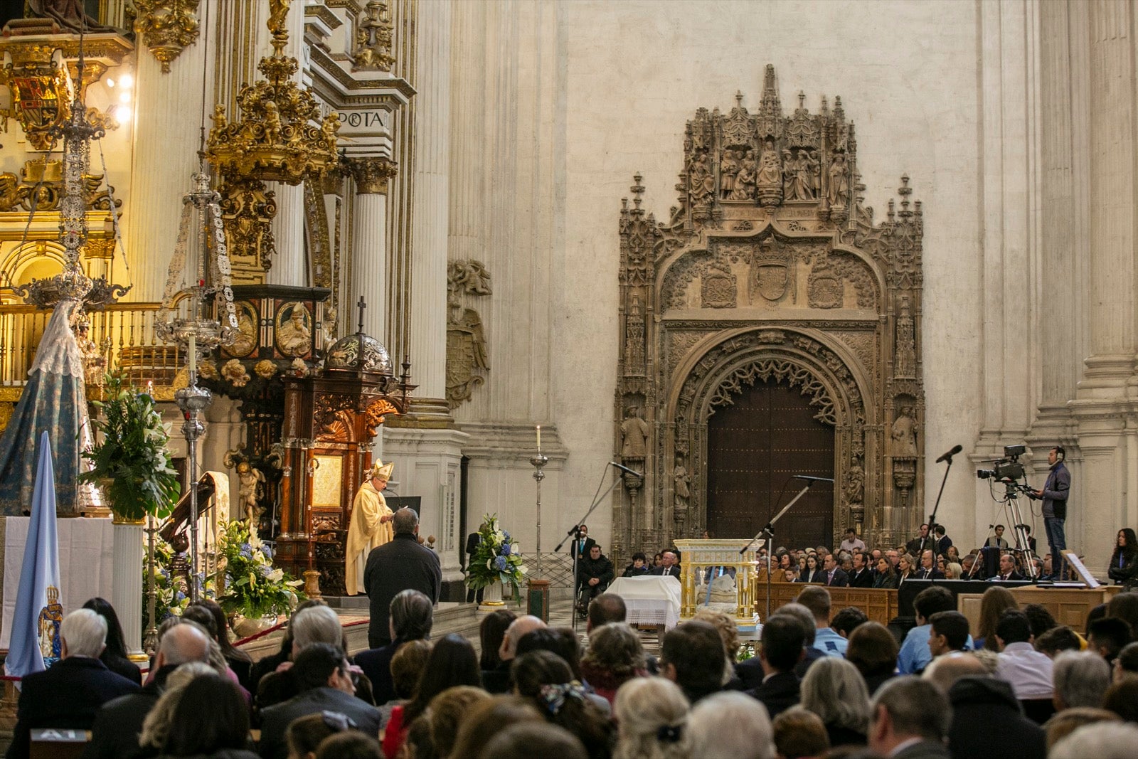 Los mejores momentos y el ambiente de lo vivido en la catedral de Granada este sábado.