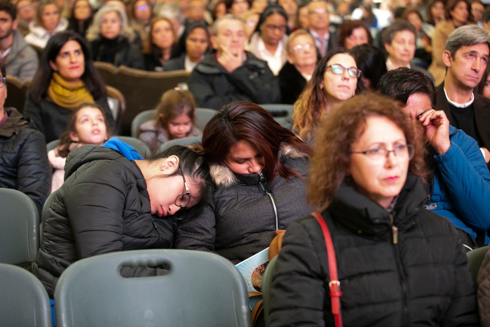 Los mejores momentos y el ambiente de lo vivido en la catedral de Granada este sábado.