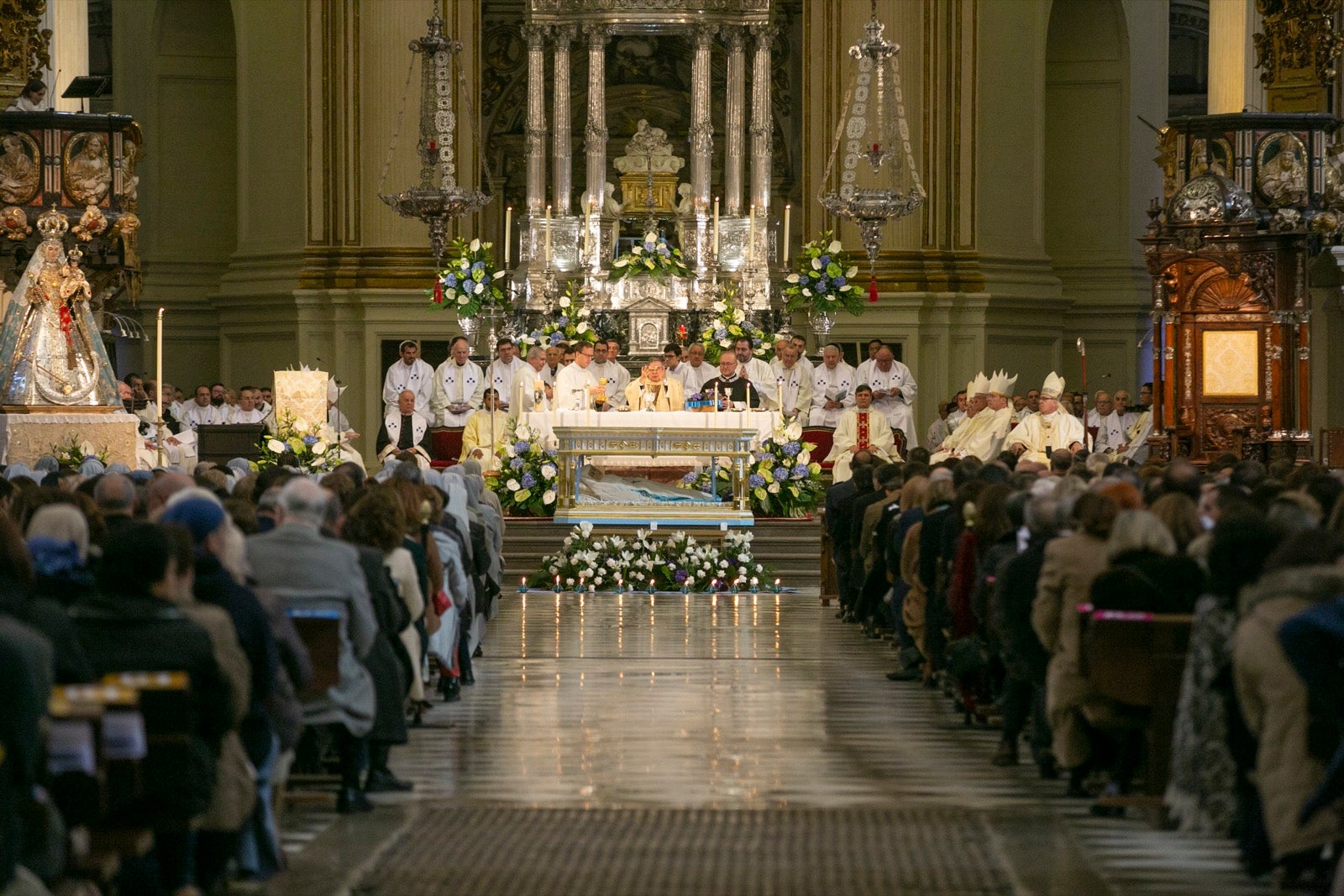 Los mejores momentos y el ambiente de lo vivido en la catedral de Granada este sábado.