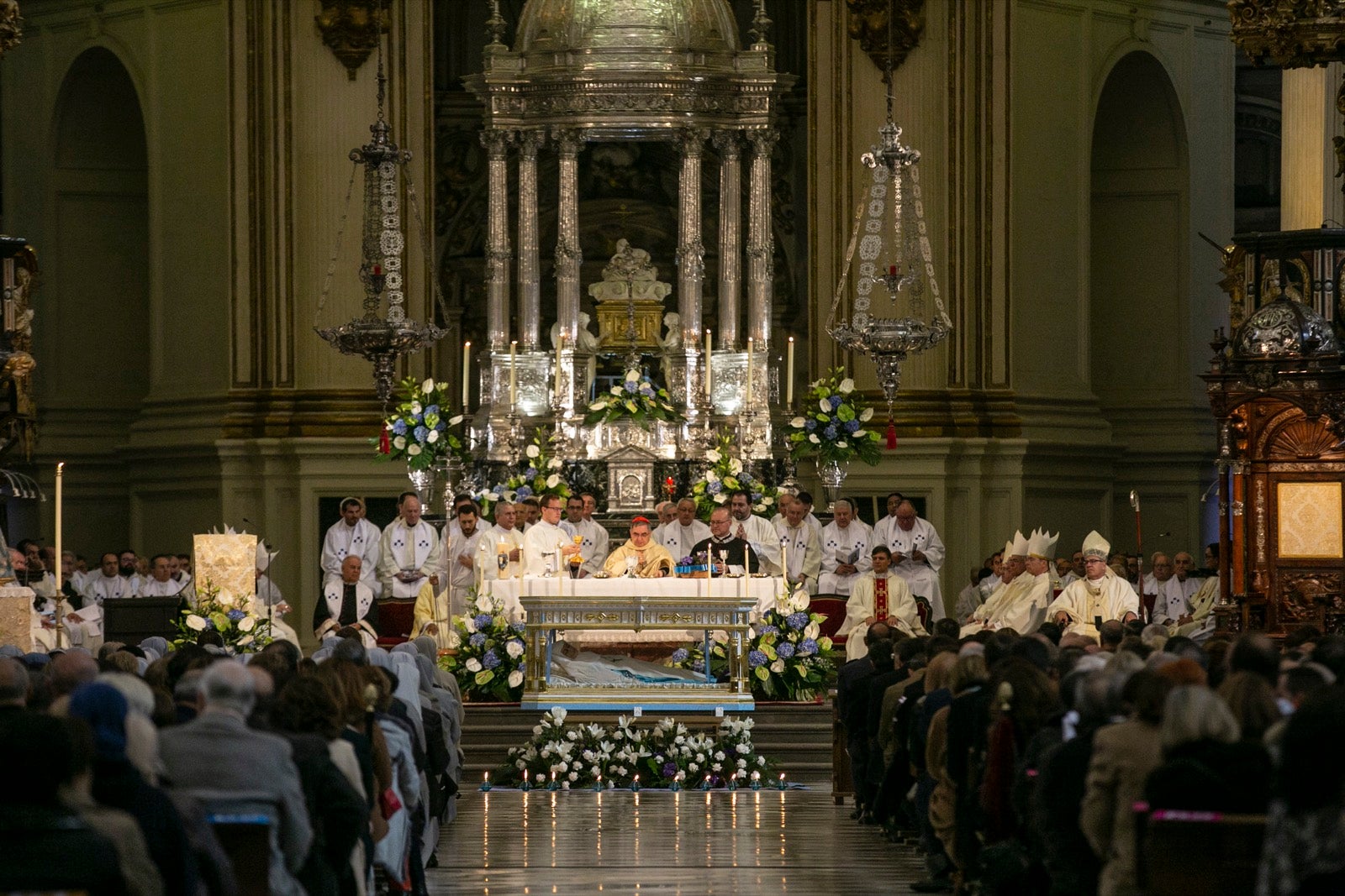 Los mejores momentos y el ambiente de lo vivido en la catedral de Granada este sábado.