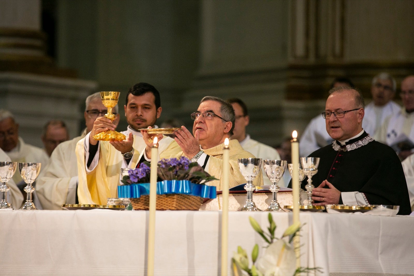 Los mejores momentos y el ambiente de lo vivido en la catedral de Granada este sábado.