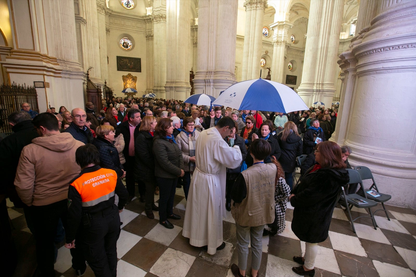 Los mejores momentos y el ambiente de lo vivido en la catedral de Granada este sábado.