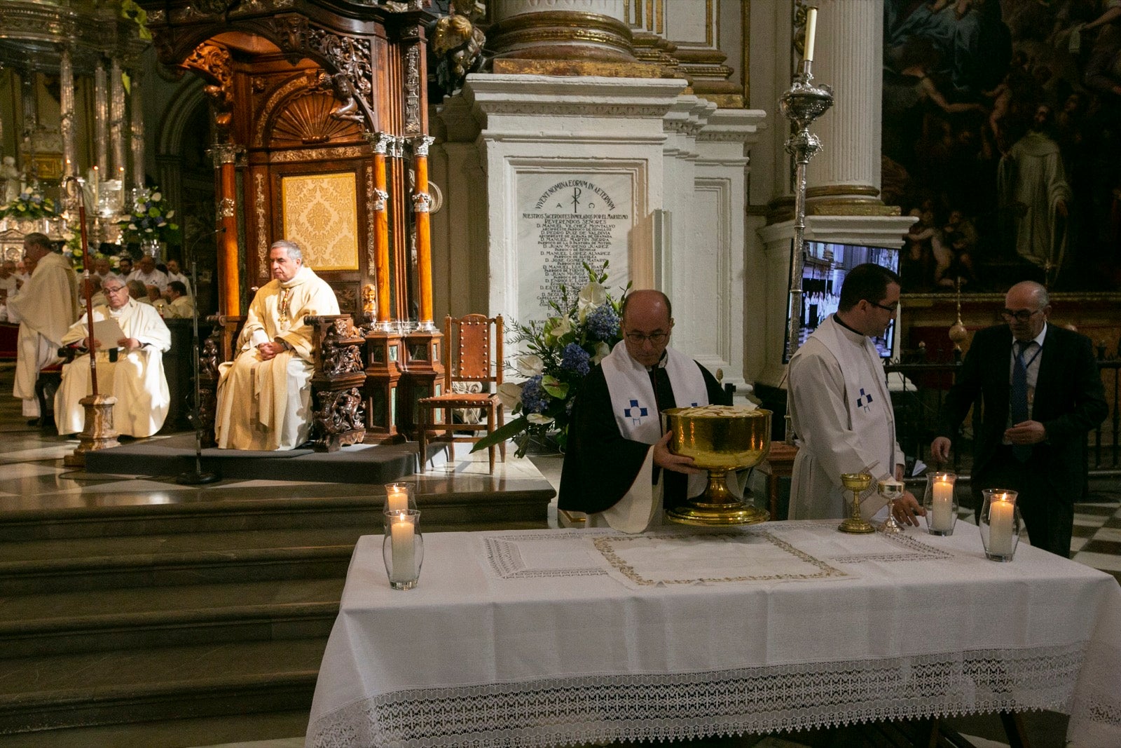 Los mejores momentos y el ambiente de lo vivido en la catedral de Granada este sábado.