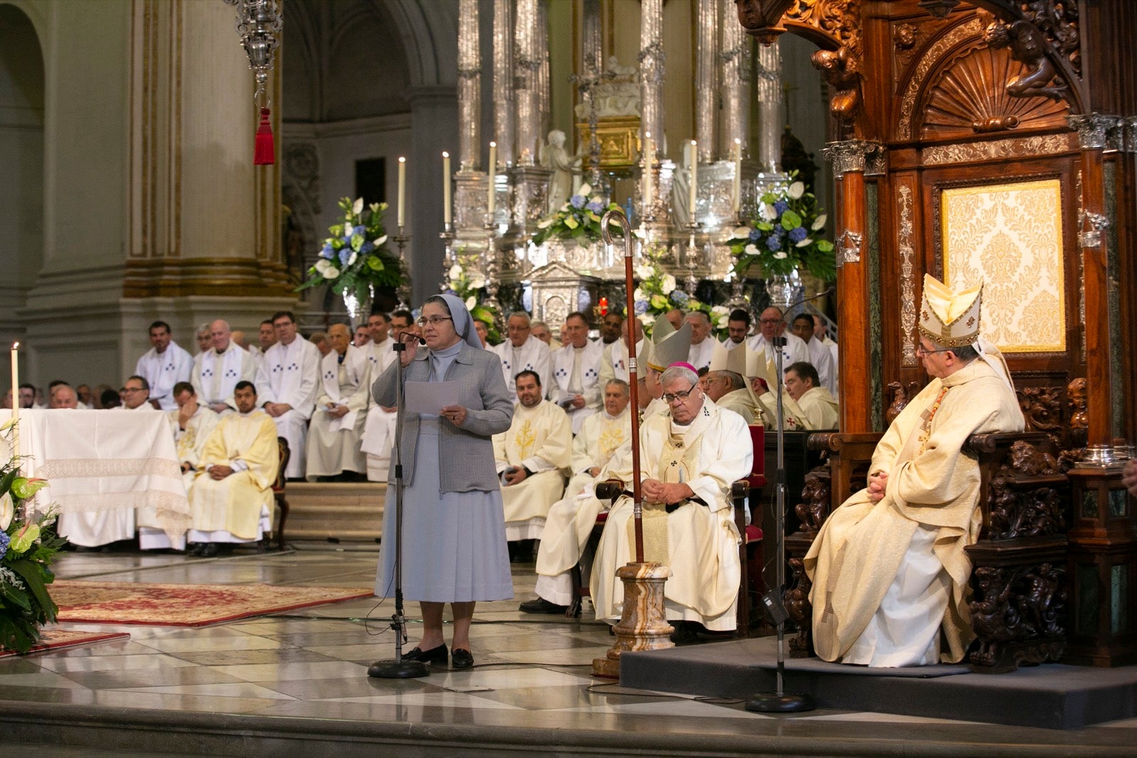 Los mejores momentos y el ambiente de lo vivido en la catedral de Granada este sábado.