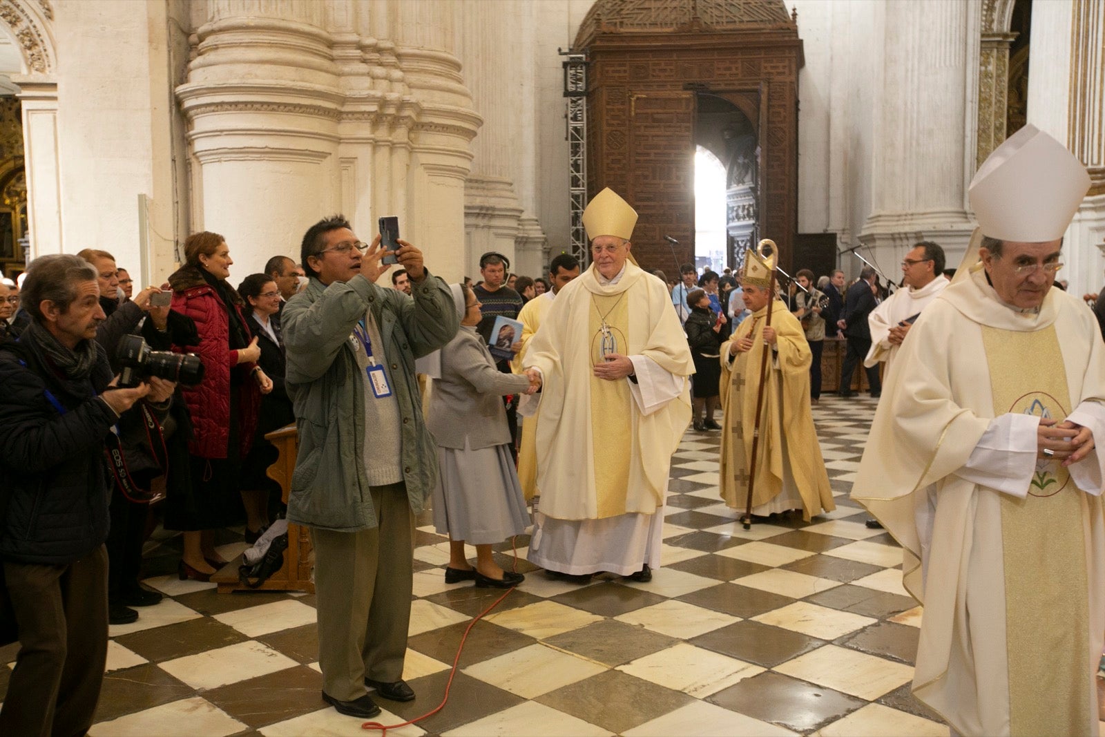 Los mejores momentos y el ambiente de lo vivido en la catedral de Granada este sábado.