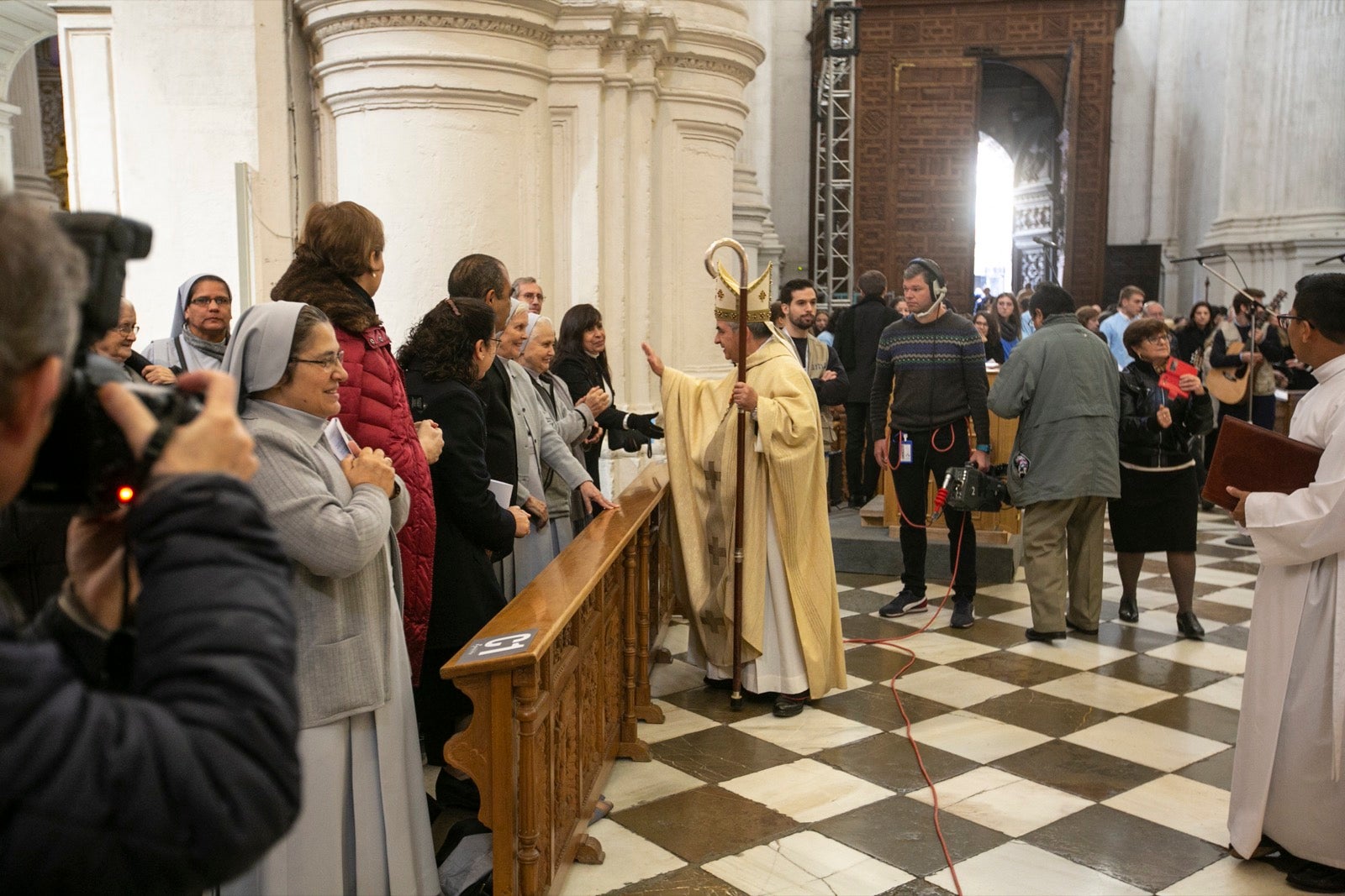 Los mejores momentos y el ambiente de lo vivido en la catedral de Granada este sábado.