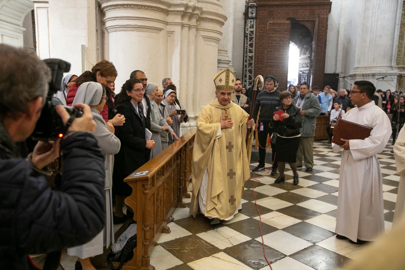 Los mejores momentos y el ambiente de lo vivido en la catedral de Granada este sábado.