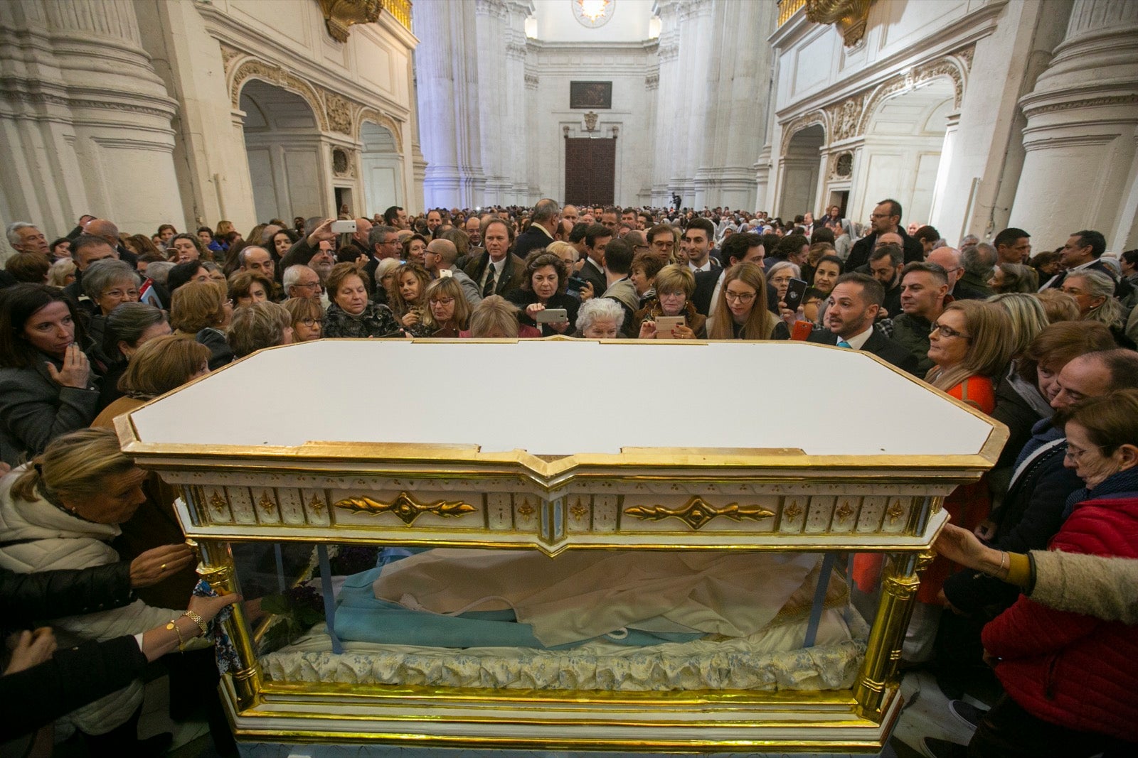 Los mejores momentos y el ambiente de lo vivido en la catedral de Granada este sábado.