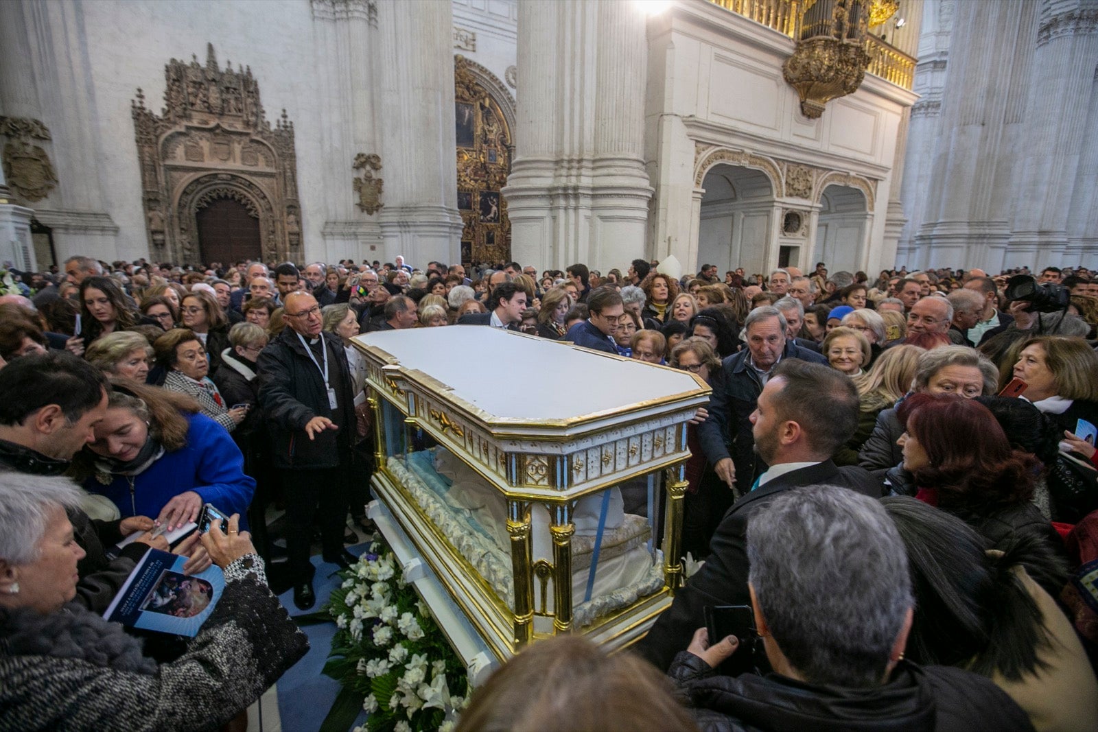 Los mejores momentos y el ambiente de lo vivido en la catedral de Granada este sábado.