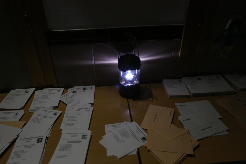 Apagón en el IES La Paz de la capital a últimas horas de la jornada electoral.