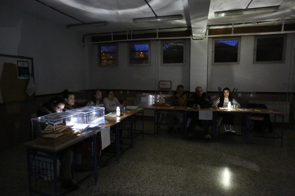 Apagón en el IES La Paz de la capital a últimas horas de la jornada electoral.