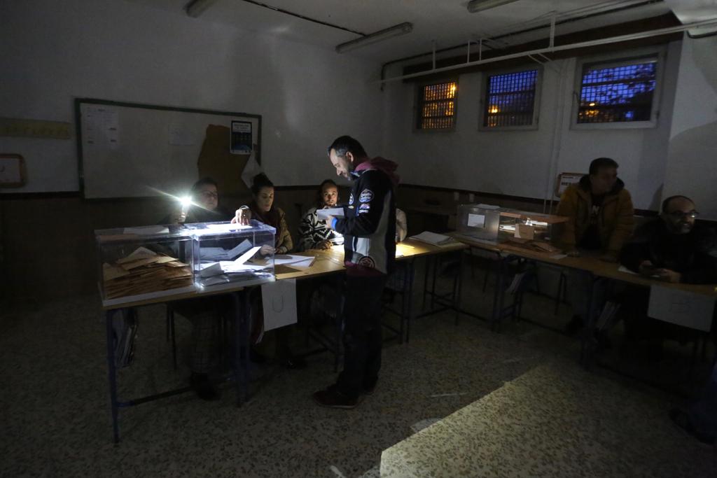 Apagón en el IES La Paz de la capital a últimas horas de la jornada electoral.