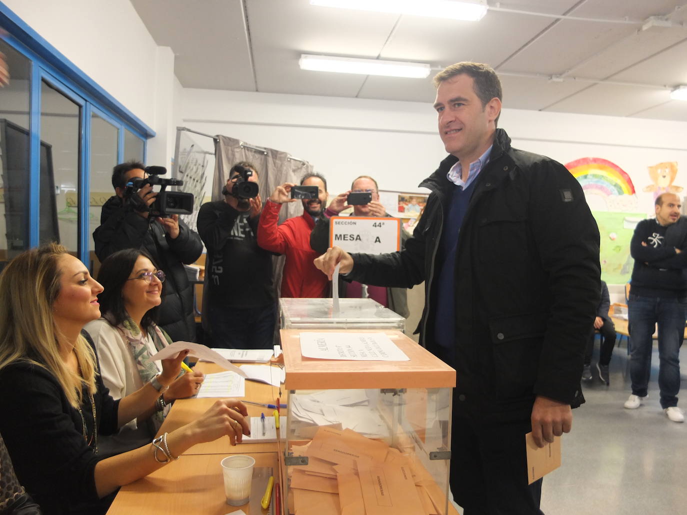 Los aspirantes a ocupar los escaños de Almería en el Congreso de los Diputados y el Senado esperan que las urnas se llenen hoy y se logre la ansiada «estabilidad» en el Gobierno