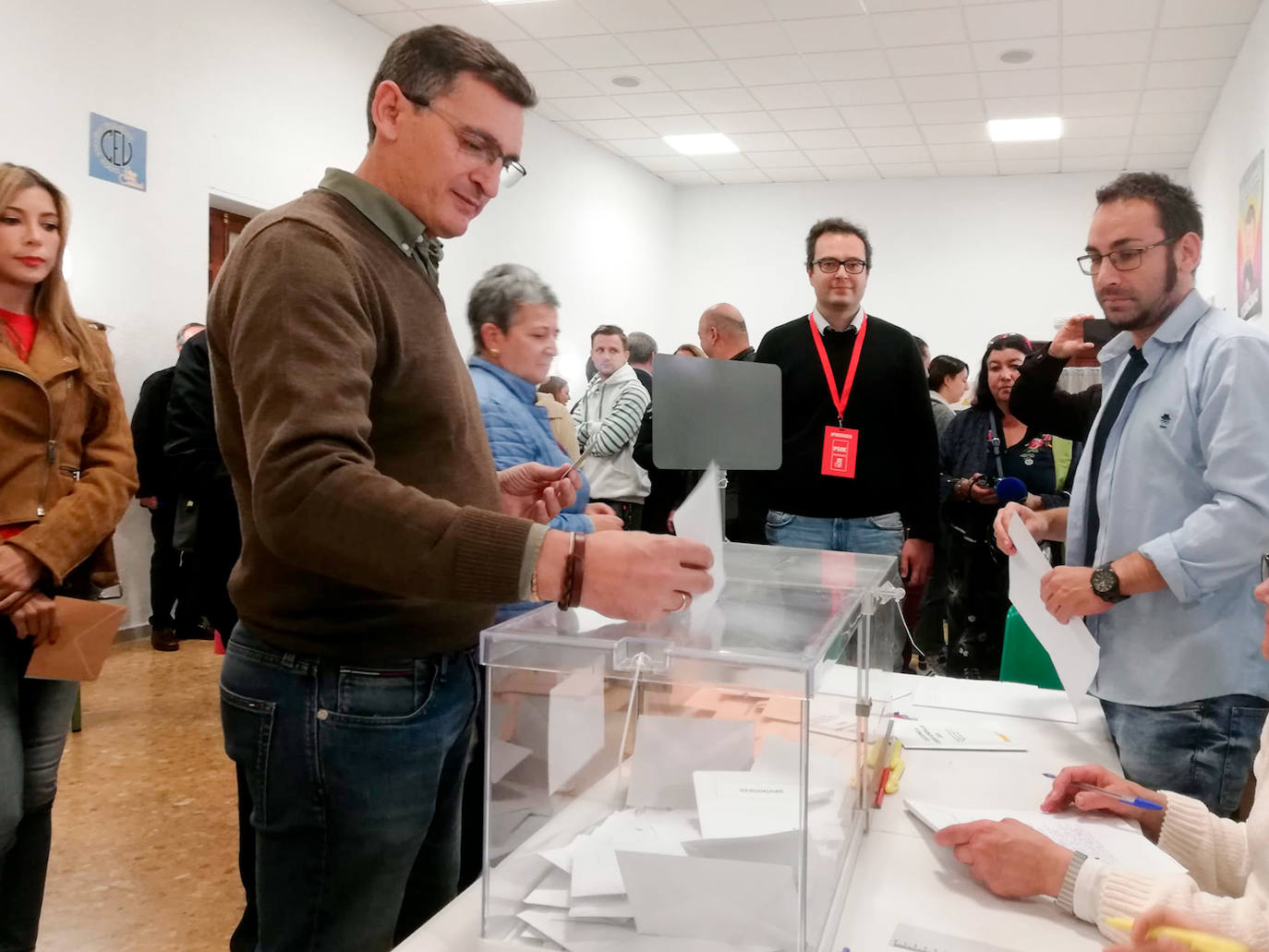 Los aspirantes a ocupar los escaños de Almería en el Congreso de los Diputados y el Senado esperan que las urnas se llenen hoy y se logre la ansiada «estabilidad» en el Gobierno