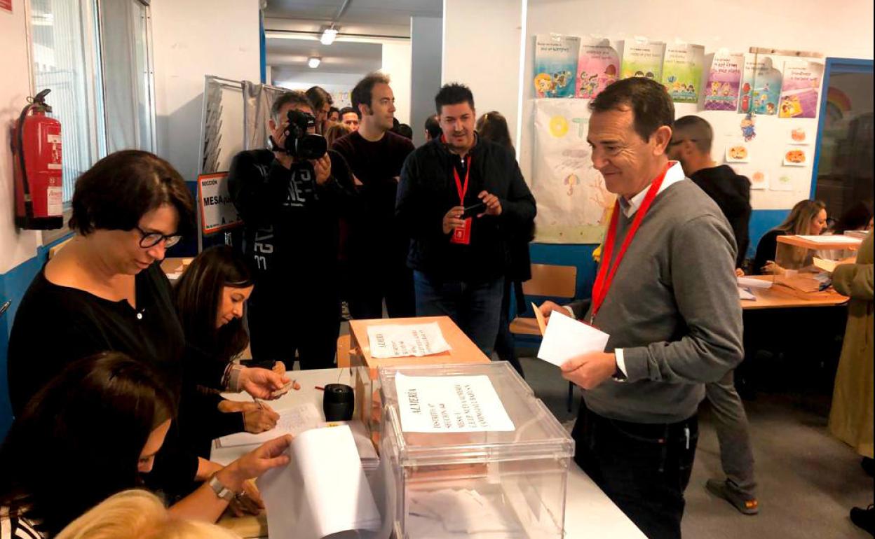 Elecciones 10-N Almería | Más abrigados que hace seis meses pero con el mismo mensaje de aliento para que los almerienses acudan en masa a las urnas, los candidatos al Congreso y al Senado por Almería de las distintas formaciones políticas tenían claro su plan matutino de hoy.